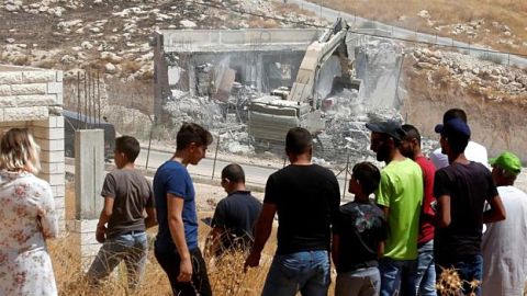 La déclaration d’Abbas selon laquelle il « suspend tous les accords » avec Israël impatiente les Palestiniens